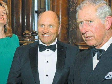 Der britische Thronfolger mit Festspielpräsident Hans-Peter Metzler und seiner Frau Antje.