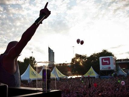 Wetter und Stimmung hätten kaum besser sein können und lockten am Samstag eine Million Besucher auf die Donauinsel. Wetter und Stimmung hätten kaum besser sein können und lockten am Samstag eine Million Besucher auf die Donauinsel.