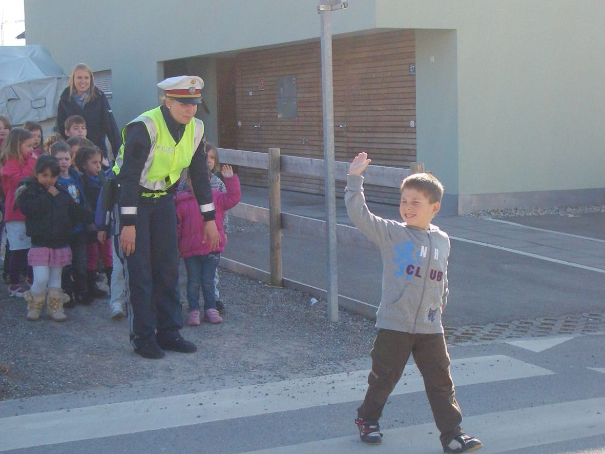Polizeiinspektorin Katja Gargitter lehrte die Kinder Verkehrserziehung. Polizeiinspektorin Katja Gargitter lehrte die Kinder Verkehrserziehung.