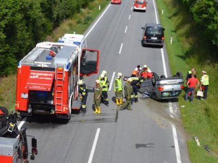Am Donnerstagnachmittag verlor eine Pensionistin auf der B21 die Kontrolle über ihr Fahrzeug. Am Donnerstagnachmittag verlor eine Pensionistin auf der B21 die Kontrolle über ihr Fahrzeug.