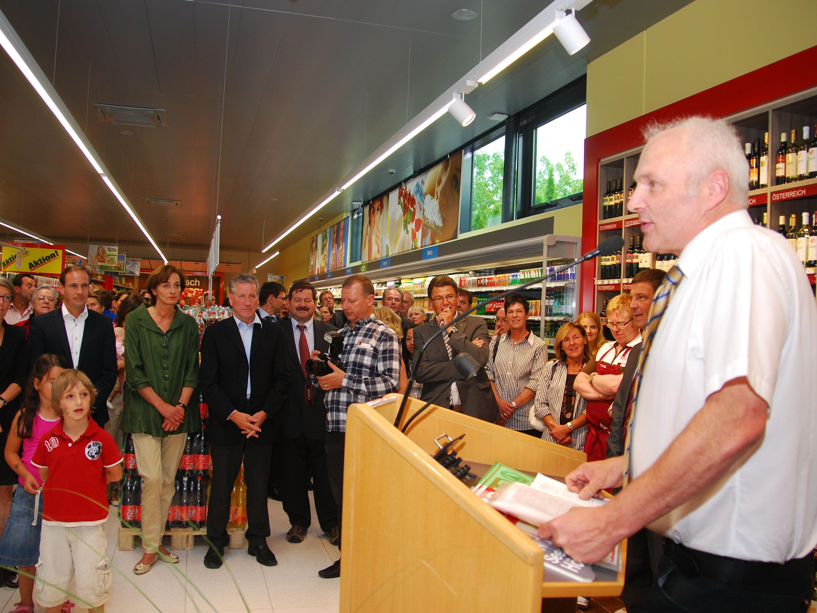 Günter Lindner bei der Eröffnung seines neues Spar-Supermarktes.