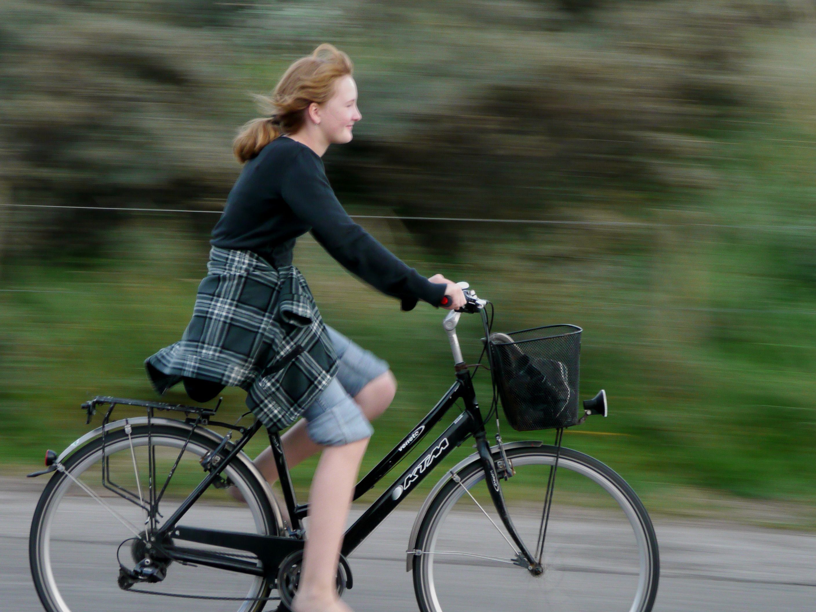 Zur Arbeit radeln spart Geld und neutralisiert die Leberkässemmeln Zur Arbeit radeln spart Geld und neutralisiert die Leberkässemmeln