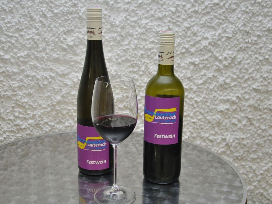 Die Bürgermusik hat einen eigenen Festwein für die Festwirtschaft ausgesucht und etikettiert. Die Bürgermusik hat einen eigenen Festwein für die Festwirtschaft ausgesucht und etikettiert.