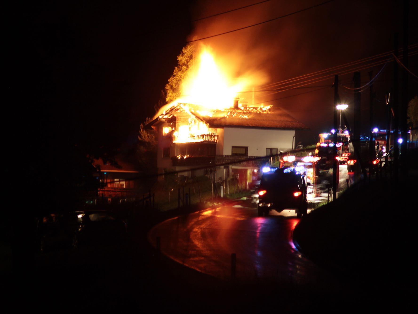 Großbrand in Hittisau: Feuerwehr war mit 100 Mann vor Ort.
