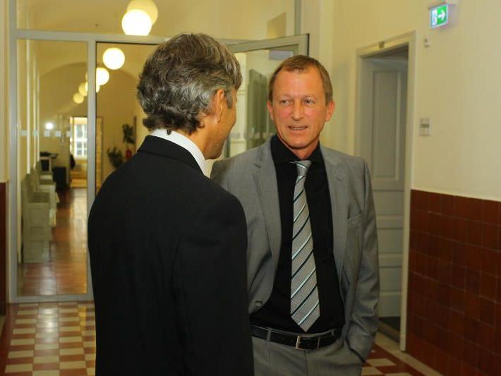 Freispruch: Anwalt Martin Mennel (rechts) und sein Mandant Werner Rauch bei der Gerichtsverhandlung im Juli 2011.