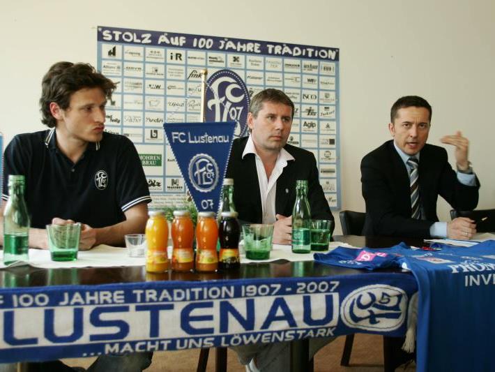 Anlässlich der 100-Jahr-Feier des FC Lustenau war Georg Pangl (r.) zu Besuch bei Klubchef Dieter Sperger.