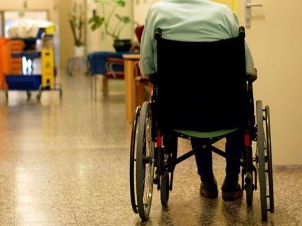 Weil sie im Dienst betrunken war, wurde eine Krankenschwester des Geriatriezentrums "Am Wienerwald" fristlos entlassen. Weil sie im Dienst betrunken war, wurde eine Krankenschwester des Geriatriezentrums "Am Wienerwald" fristlos entlassen.