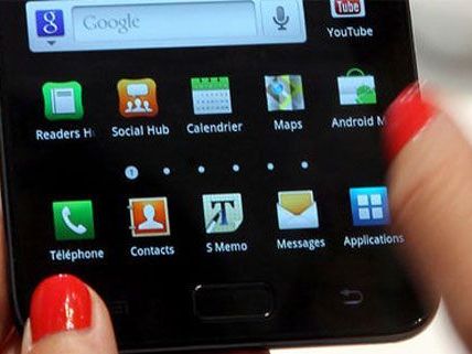 Der Mann hatte es auf das Handy der 19-Jährigen abgesehen. Der Mann hatte es auf das Handy der 19-Jährigen abgesehen.