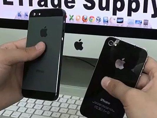 Dieses Teil (l.) soll angeblich zum noch nicht erschienenen iPhone 5 von Apple gehören. Dieses Teil (l.) soll angeblich zum noch nicht erschienenen iPhone 5 von Apple gehören.
