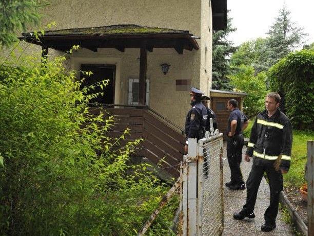 Polizei vor dem Haus in Höttingen, in dem die Leiche einer 87-jährigen Frau gefunden wurde.