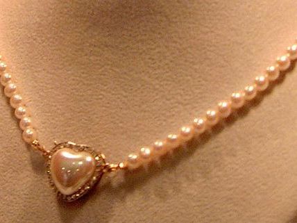 Der Räuber riss der alten Dame einfach die Kette vom Hals. Der Räuber riss der alten Dame einfach die Kette vom Hals.