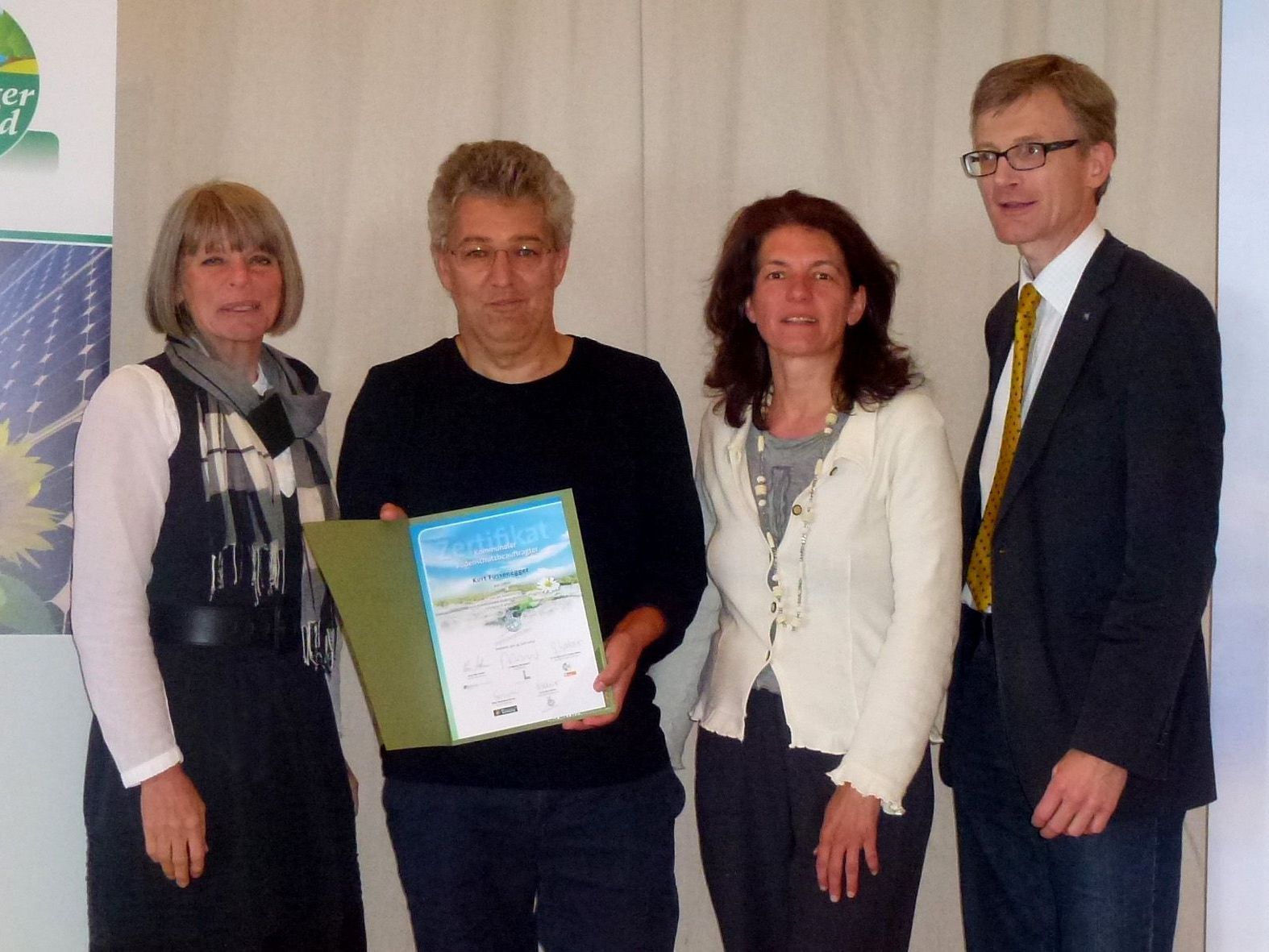 Bauamtsleiter Kurt Fussenegger wurde von Univ.Prof. DI Dr. Gerlind Weber (Universität für Bodenkultur Wien), DI Martina Nagl (Klimabündnis) und DI Christian Steiner (Vorstandsvorsitzender Europäisches Bodenbündnis, v.l.) ausgezeichnet. Bauamtsleiter Kurt Fussenegger wurde von Univ.Prof. DI Dr. Gerlind Weber (Universität für Bodenkultur Wien), DI Martina Nagl (Klimabündnis) und DI Christian Steiner (Vorstandsvorsitzender Europäisches Bodenbündnis, v.l.) ausgezeichnet.