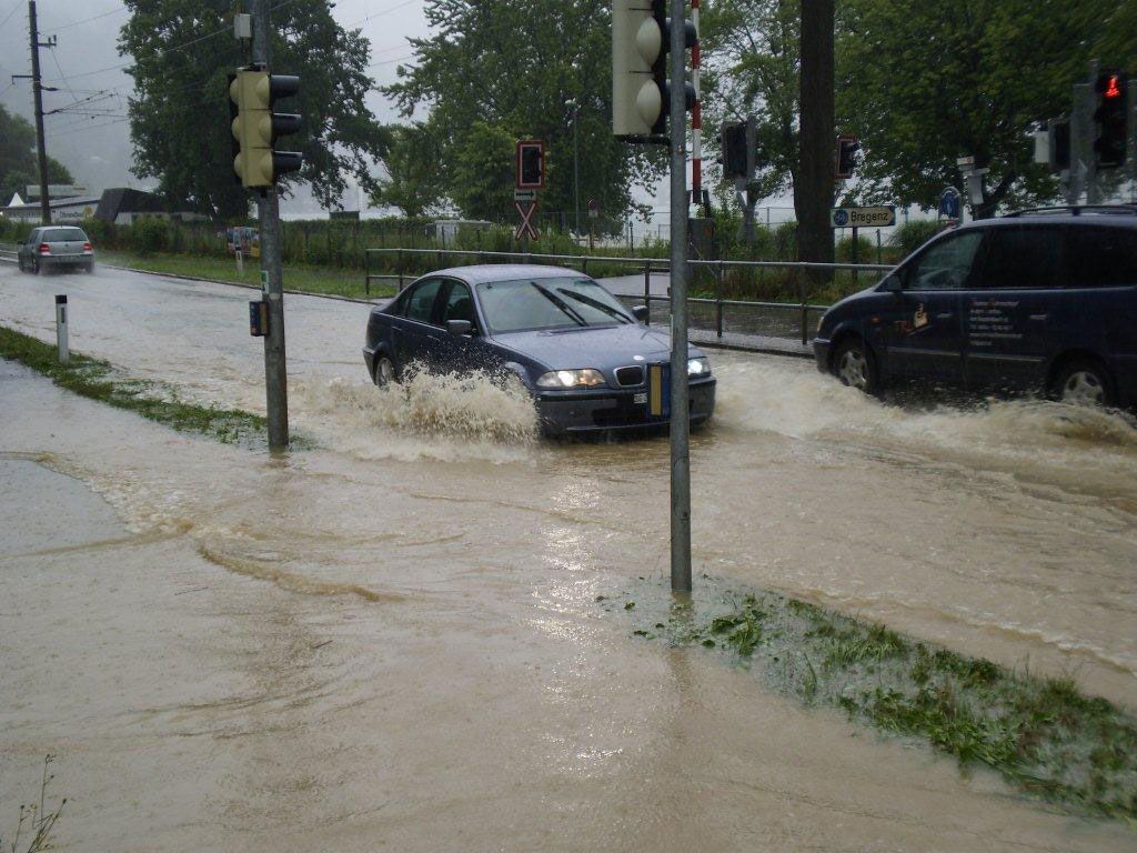 "Land unter" auf der B190 in Lochau. "Land unter" auf der B190 in Lochau.