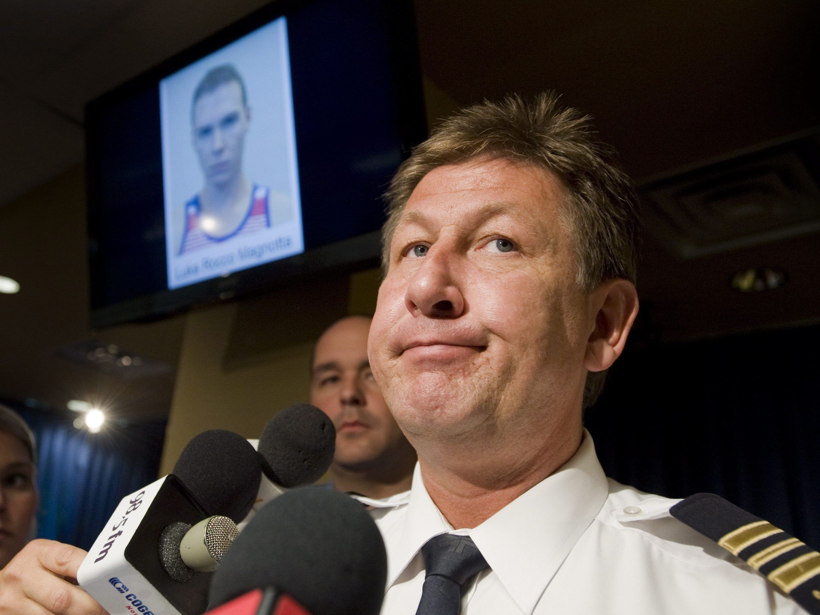 Magnotta (hinten auf Bildschirm) soll vor laufender Kamera Studenten zerstückelt haben. Magnotta (hinten auf Bildschirm) soll vor laufender Kamera Studenten zerstückelt haben.