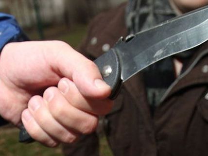 Am Donnerstagabend wurde ein 16-Jähriger in Liesing von zwei Unbekannten überfallen. Am Donnerstagabend wurde ein 16-Jähriger in Liesing von zwei Unbekannten überfallen.