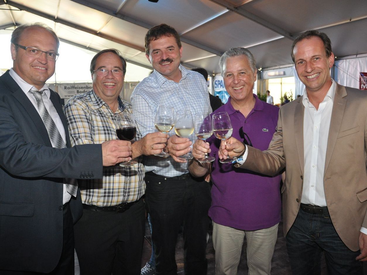 Bgm. Rhomberg, Walter Pfanner, Winzer Joe Dockner, Hugo Rogginer und Dieter Egger mit Festwein. Bgm. Rhomberg, Walter Pfanner, Winzer Joe Dockner, Hugo Rogginer und Dieter Egger mit Festwein.