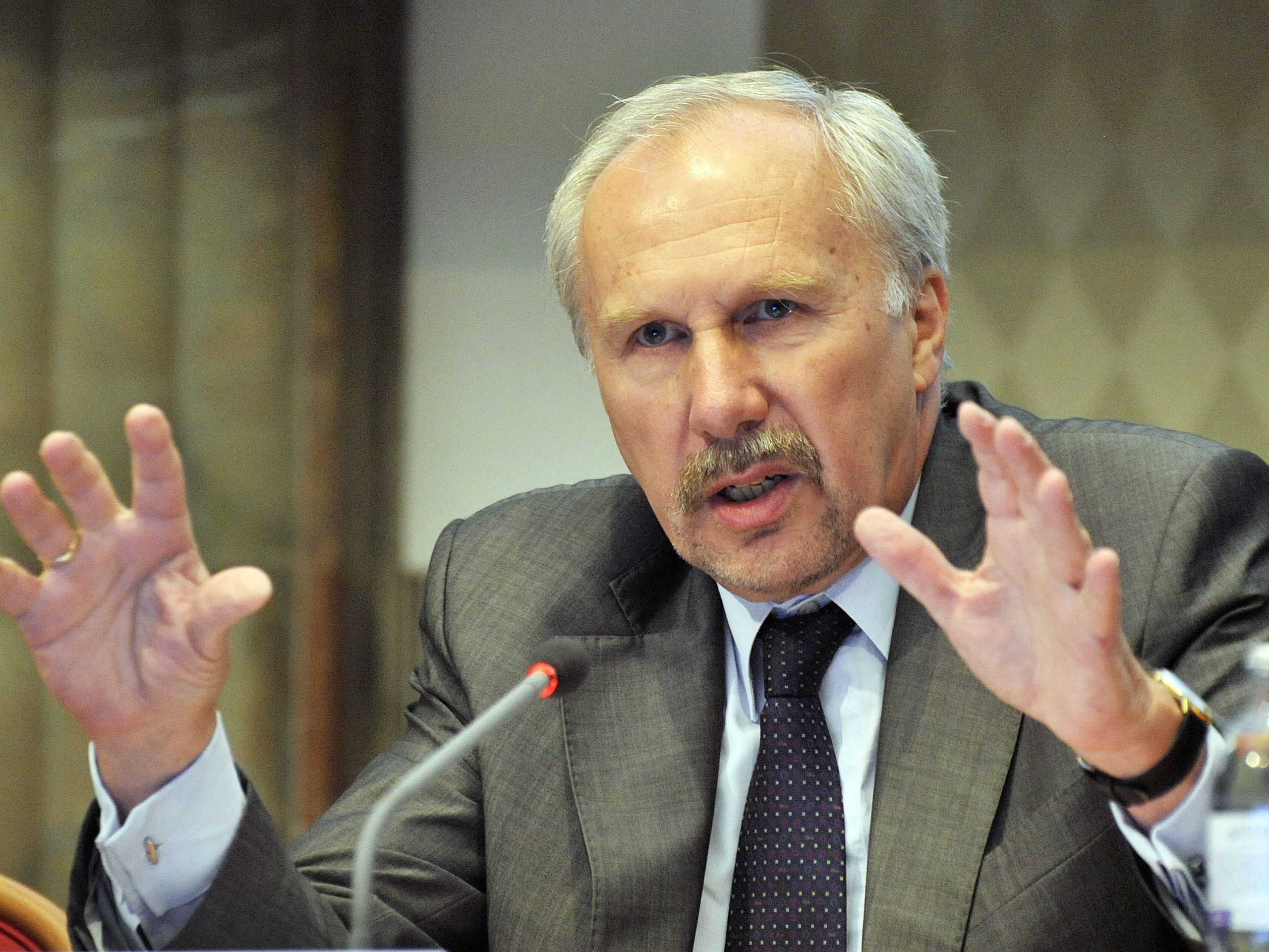 Der Gouverneur der Österreichischen Nationalbank (OeNB), Ewald Nowotny, sorgte mit seinem Nazi-Vergleich für viel Wirbel. Der Gouverneur der Österreichischen Nationalbank (OeNB), Ewald Nowotny, sorgte mit seinem Nazi-Vergleich für viel Wirbel.