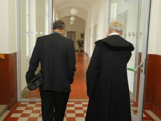 Tiroler Polizist erhielt ein Jahr auf Bewährung. Tiroler Polizist erhielt ein Jahr auf Bewährung.