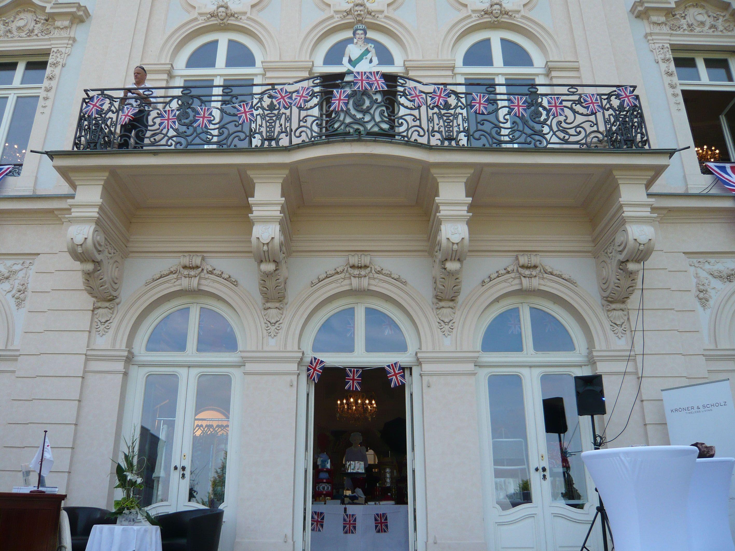 Die Queen winkte huldvoll vom Balkon der mondänen Villa Raczynski.