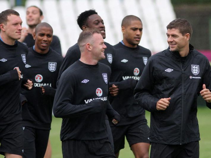 Wayne Rooney ist für das Spiel gegen Schweden gesperrt. Wayne Rooney ist für das Spiel gegen Schweden gesperrt.