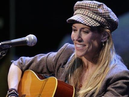 Bei Sheryl Crow wurde ein gutartiger Hirntumor festgestellt.