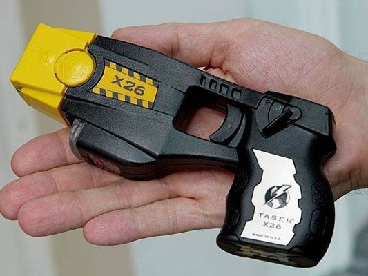 Nach sechsjähriger Testphase wird der "Taser" in den Regelbetrieb übernommen. Nach sechsjähriger Testphase wird der "Taser" in den Regelbetrieb übernommen.