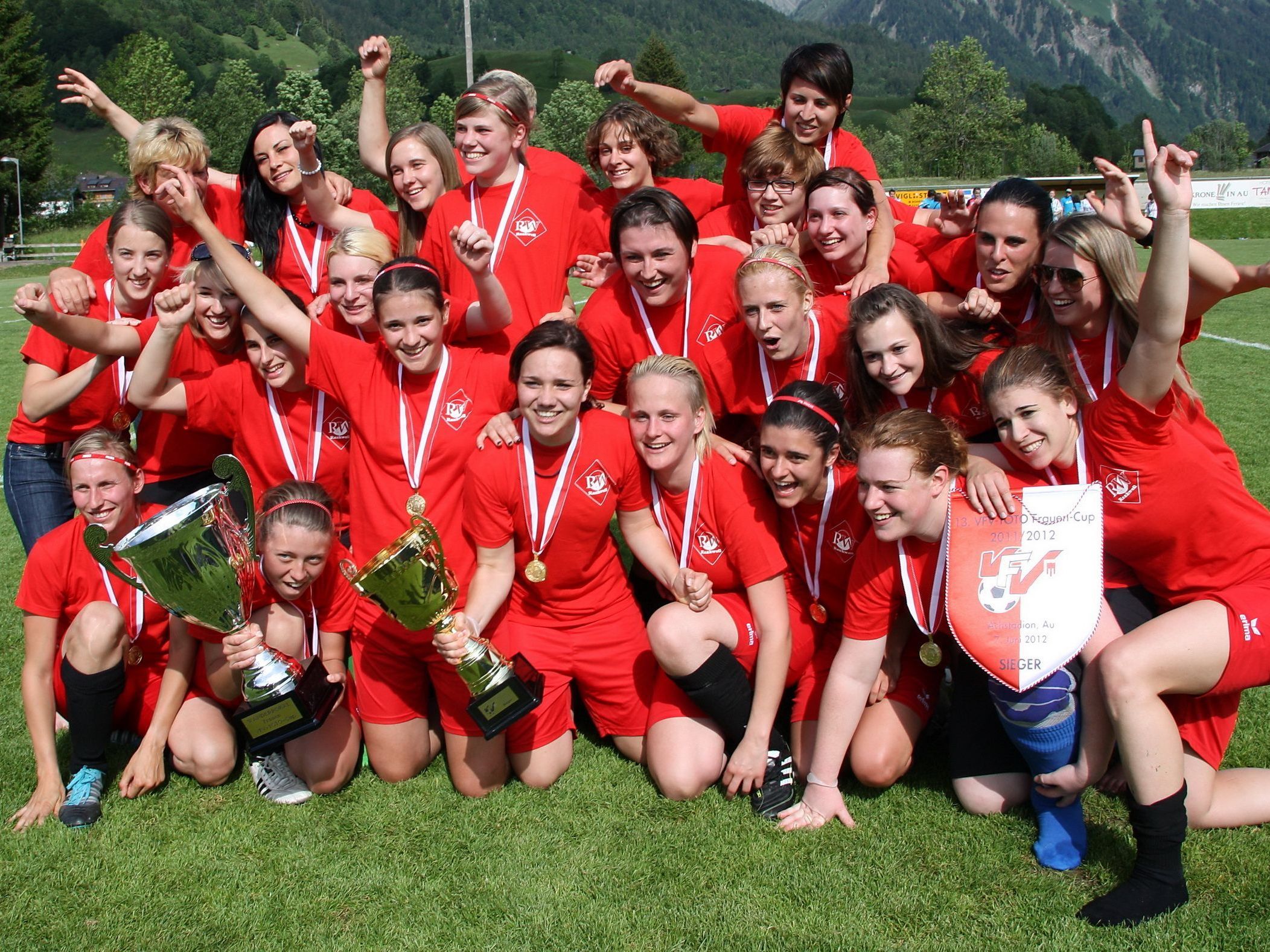 Die FC RW Rankweil Damenmannschaft schafft das Double. Die FC RW Rankweil Damenmannschaft schafft das Double.