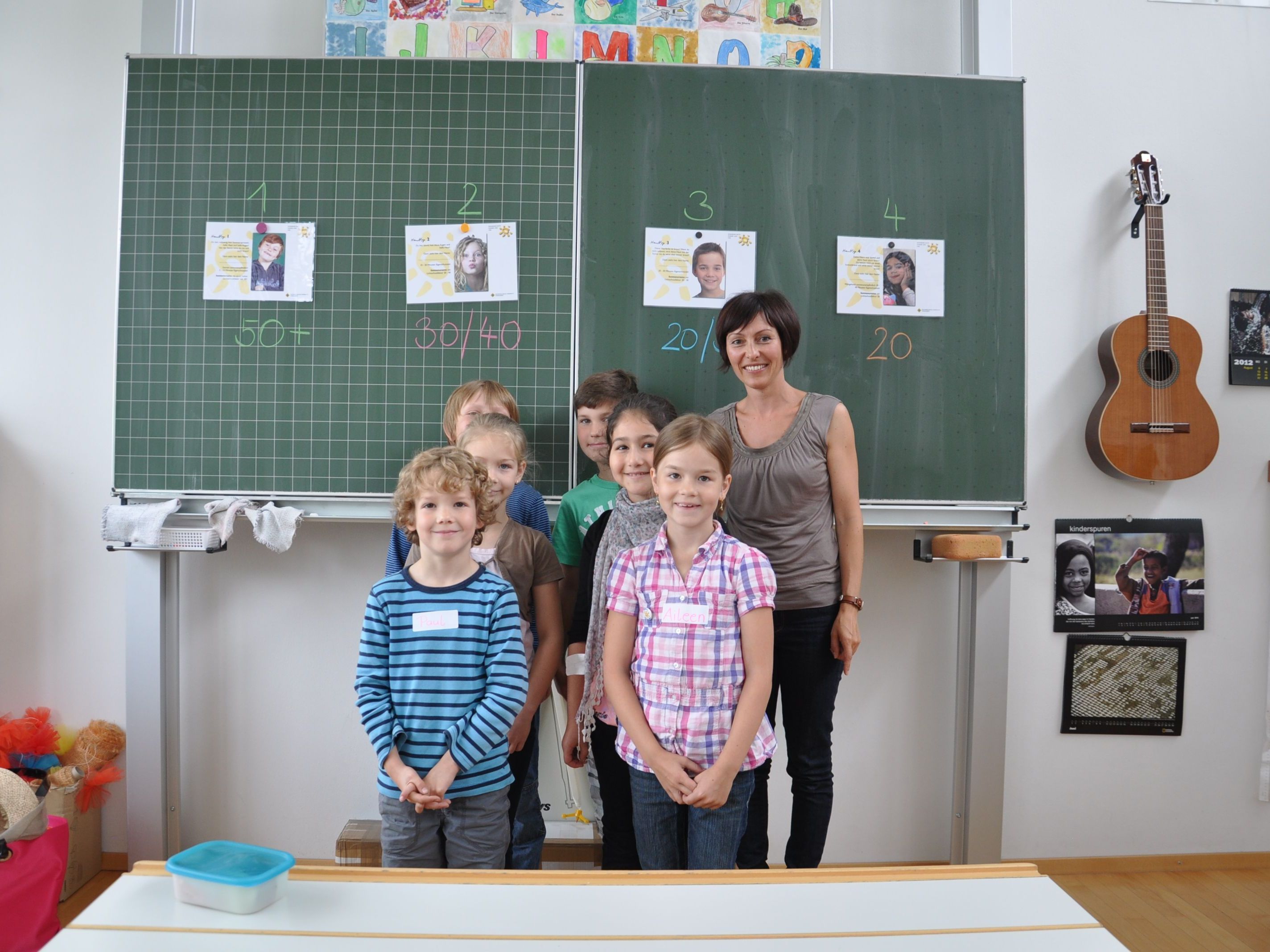 Ulrike Gwiggner-Lins mit einigen der Kinder vor ihrem Hauttyp und Lichtschutzfaktor Ulrike Gwiggner-Lins mit einigen der Kinder vor ihrem Hauttyp und Lichtschutzfaktor