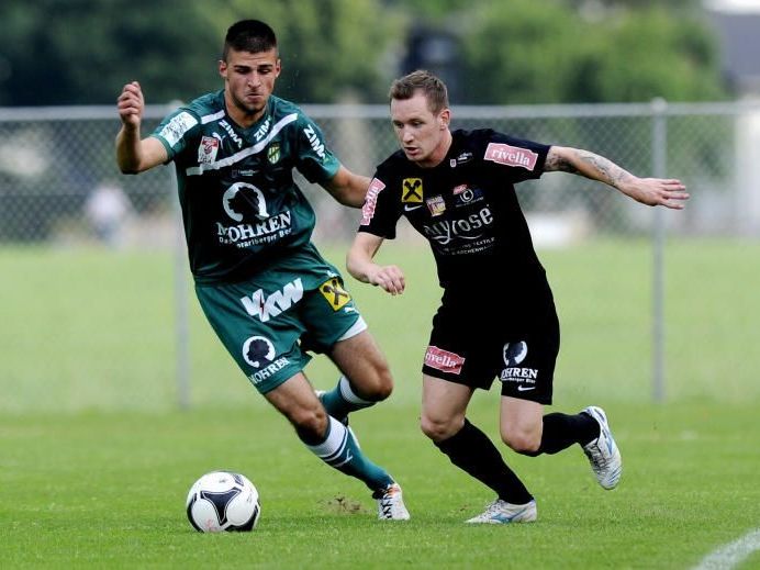 Pascal Breitenberger im Duell mit Toni Tipuric. Pascal Breitenberger im Duell mit Toni Tipuric.