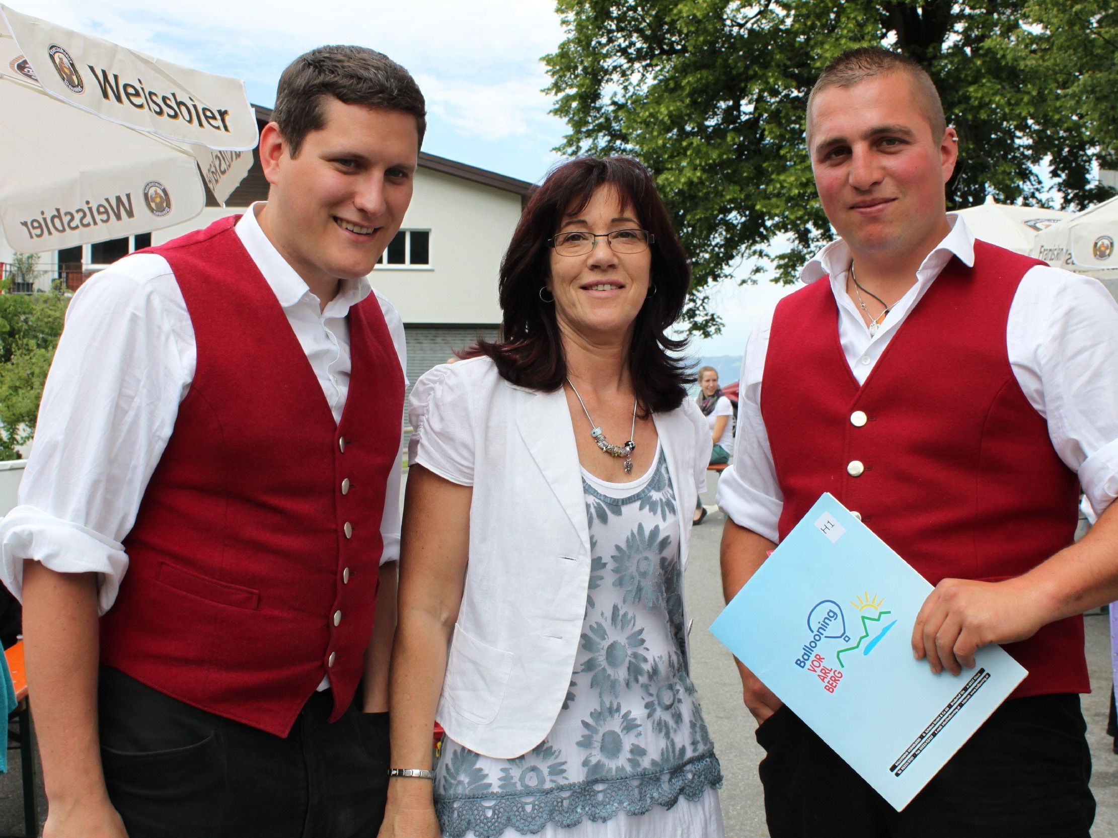 Arno Watzenegger (re.) ersteigerte einen der Hauptpreise: Ballonfahrt, zur Verfügung gestellt von den "VN". Im Bild links: Auktionator Steve Mayr und Obfrau des Kapellenvereins Carmen Nachbaur. Arno Watzenegger (re.) ersteigerte einen der Hauptpreise: Ballonfahrt, zur Verfügung gestellt von den "VN". Im Bild links: Auktionator Steve Mayr und Obfrau des Kapellenvereins Carmen Nachbaur.