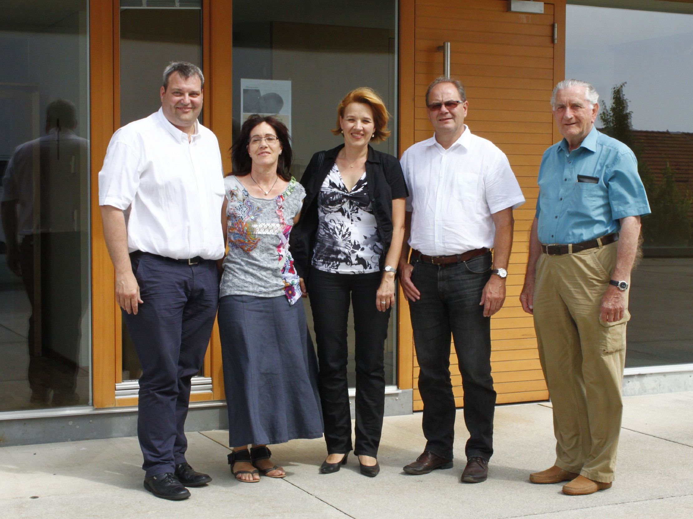 LR Andrea Kaufmann zur Sprechstunde in Fraxern. v.li. Labg. Gert Wiesenegger, Bgm.-Gattin und Obfrau Kapellenverein Fraxern Carmen Nachbaur, LR Andrea Kaufmann, Bgm. Reinhard Nachbaur, Alt-Bgm. und Ehrenmitglied Kapellenverein Alois Nachbaur LR Andrea Kaufmann zur Sprechstunde in Fraxern. v.li. Labg. Gert Wiesenegger, Bgm.-Gattin und Obfrau Kapellenverein Fraxern Carmen Nachbaur, LR Andrea Kaufmann, Bgm. Reinhard Nachbaur, Alt-Bgm. und Ehrenmitglied Kapellenverein Alois Nachbaur