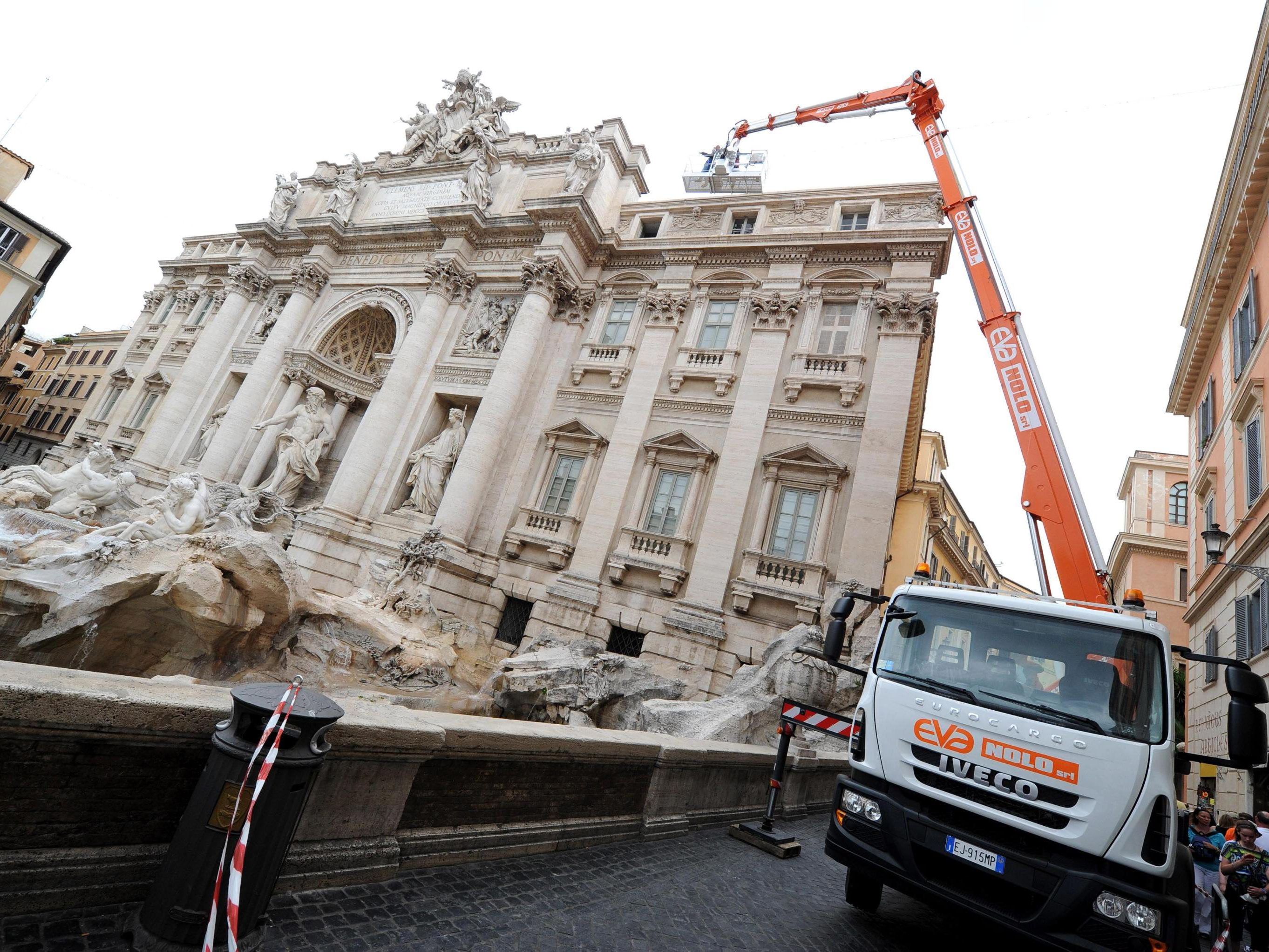 Restaurierung des Trevi-Brunnens benötigt Geldspritze von 200 Mio. Euro. Restaurierung des Trevi-Brunnens benötigt Geldspritze von 200 Mio. Euro.