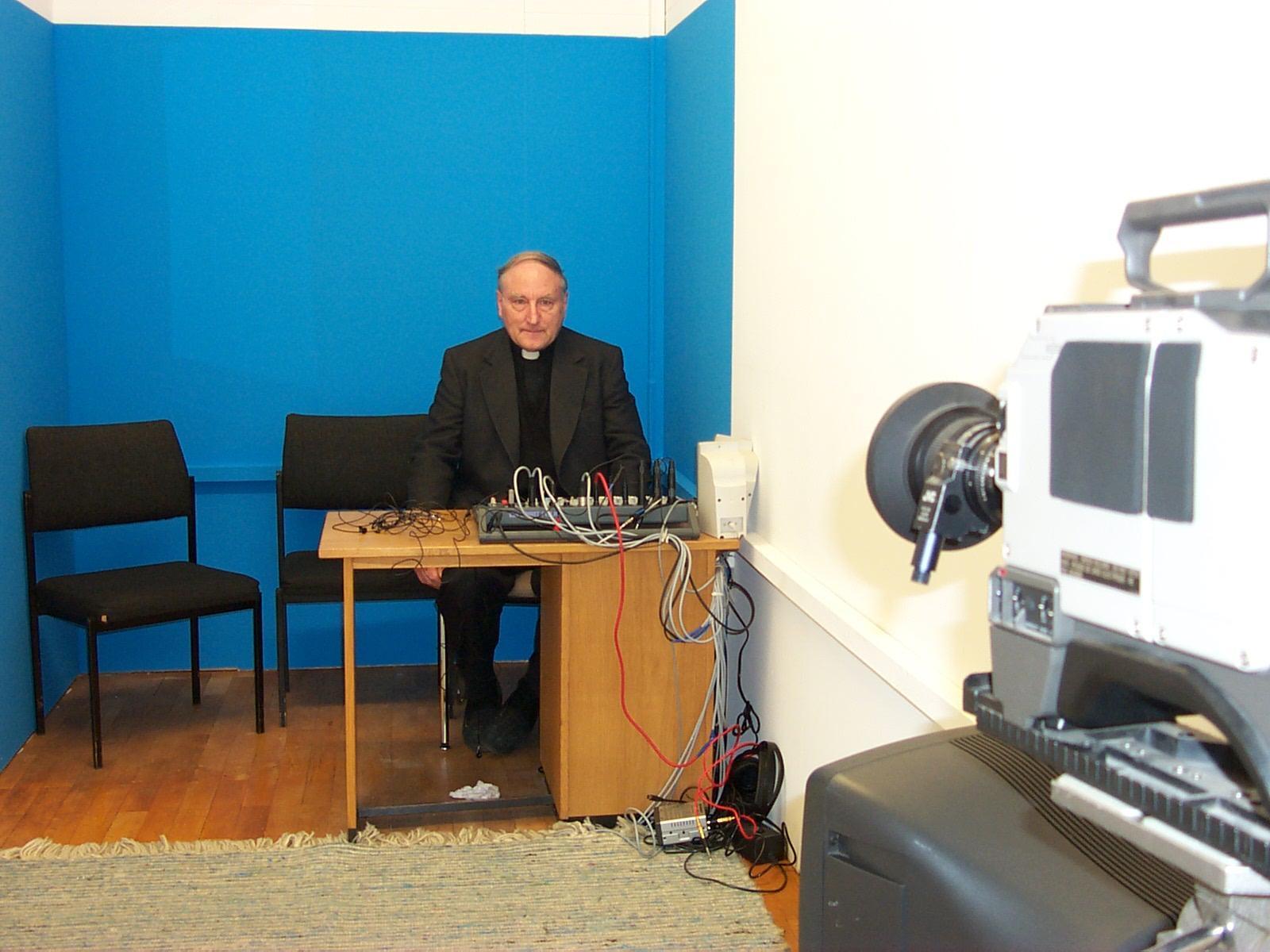TV-Pfarrer Hans Buschor im Studio.
