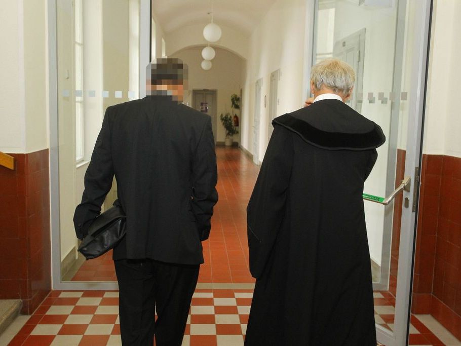 Ranghoher Mitarbeiter der Sicherheitsdirektion soll in seinem Büro eine Frau sexuell bedrängt haben. Ranghoher Mitarbeiter der Sicherheitsdirektion soll in seinem Büro eine Frau sexuell bedrängt haben.