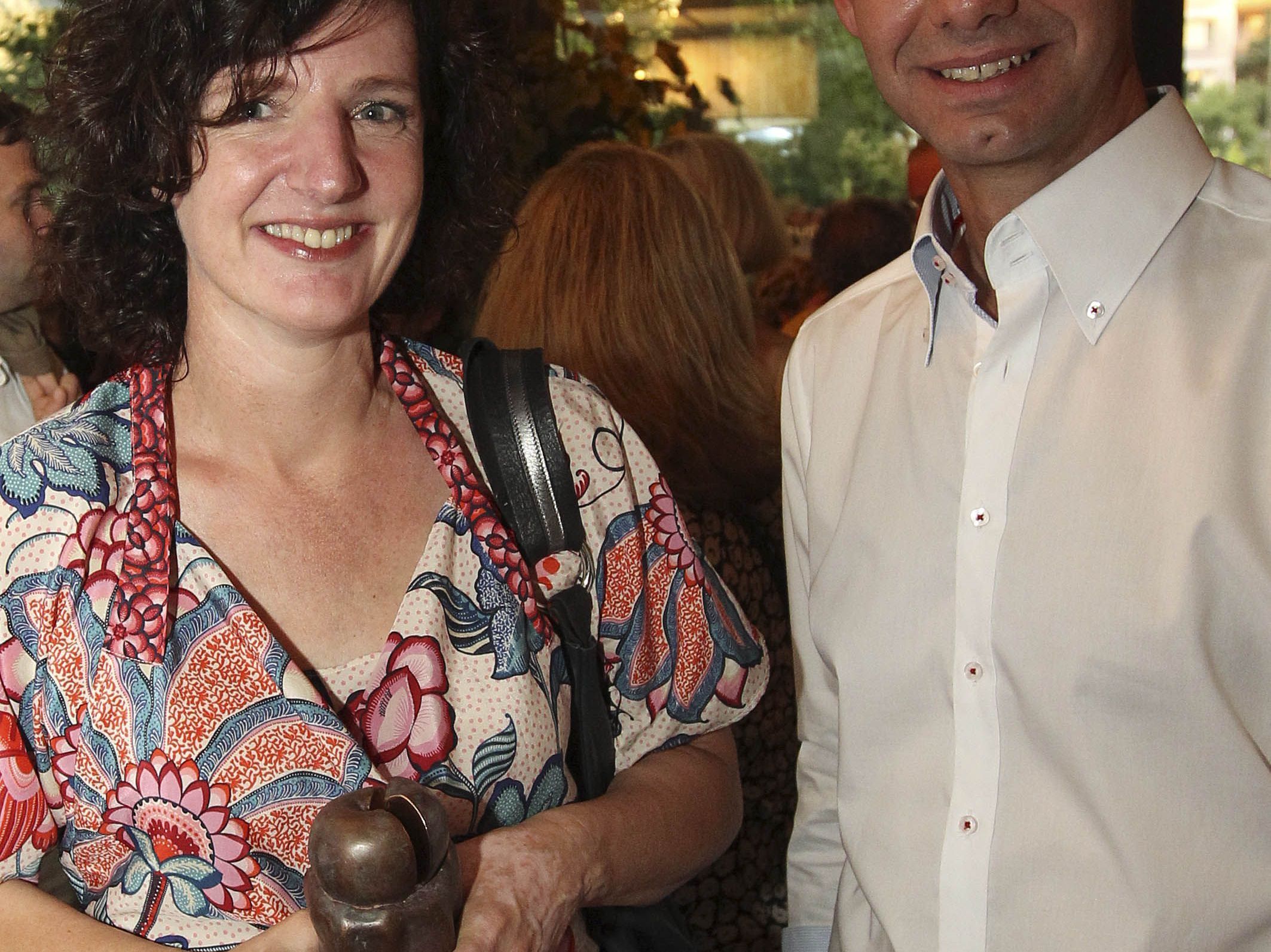 Doris Knecht als "Vorarlbergerin des Jahres z‘Wian" mit Bronzeskulptur gewürdigt. Doris Knecht als "Vorarlbergerin des Jahres z‘Wian" mit Bronzeskulptur gewürdigt.