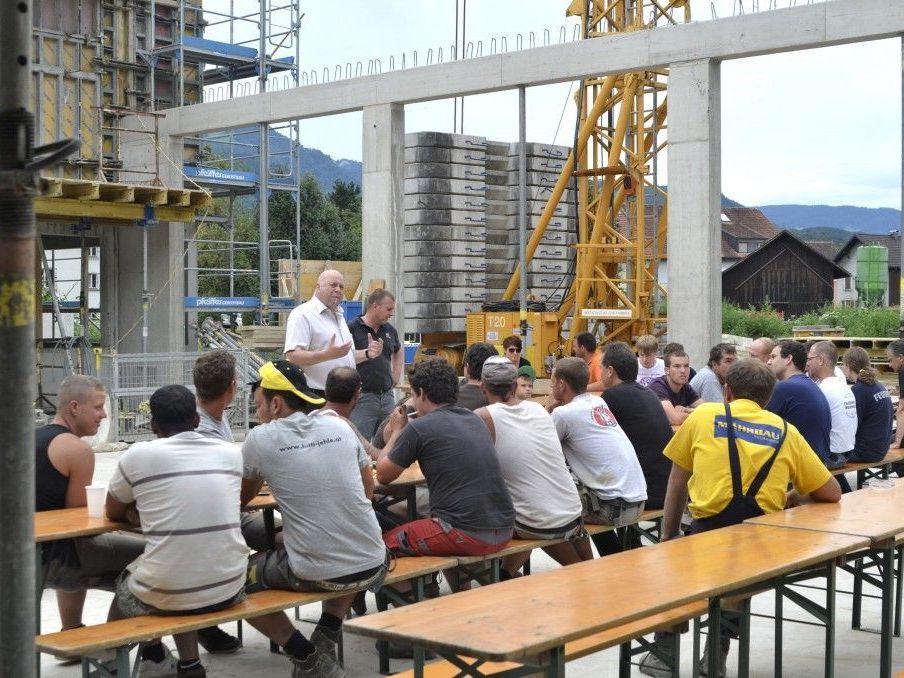 Bürgermeister Thomas Pinter lobt die Arbeit der Baucrew. Bürgermeister Thomas Pinter lobt die Arbeit der Baucrew.
