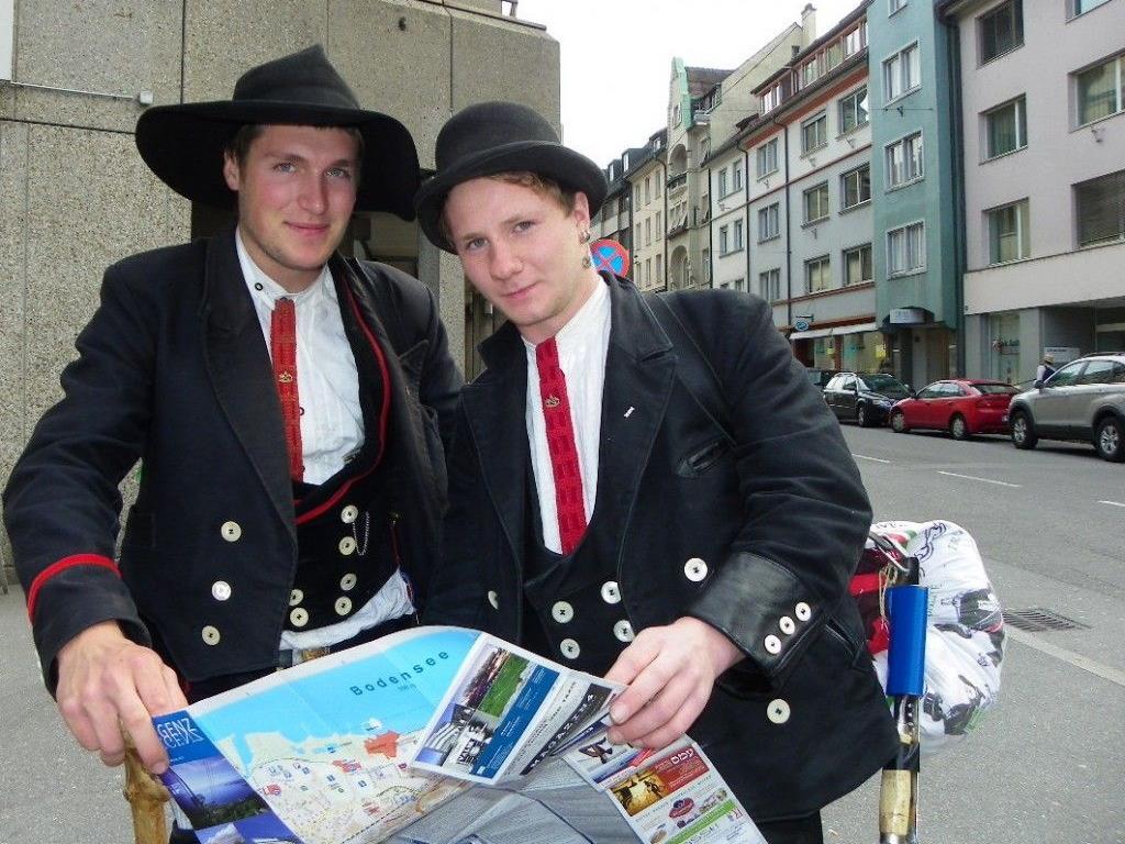 Hannes und Mathias auf ihrer Wanderschaft machen Station in Bregenz