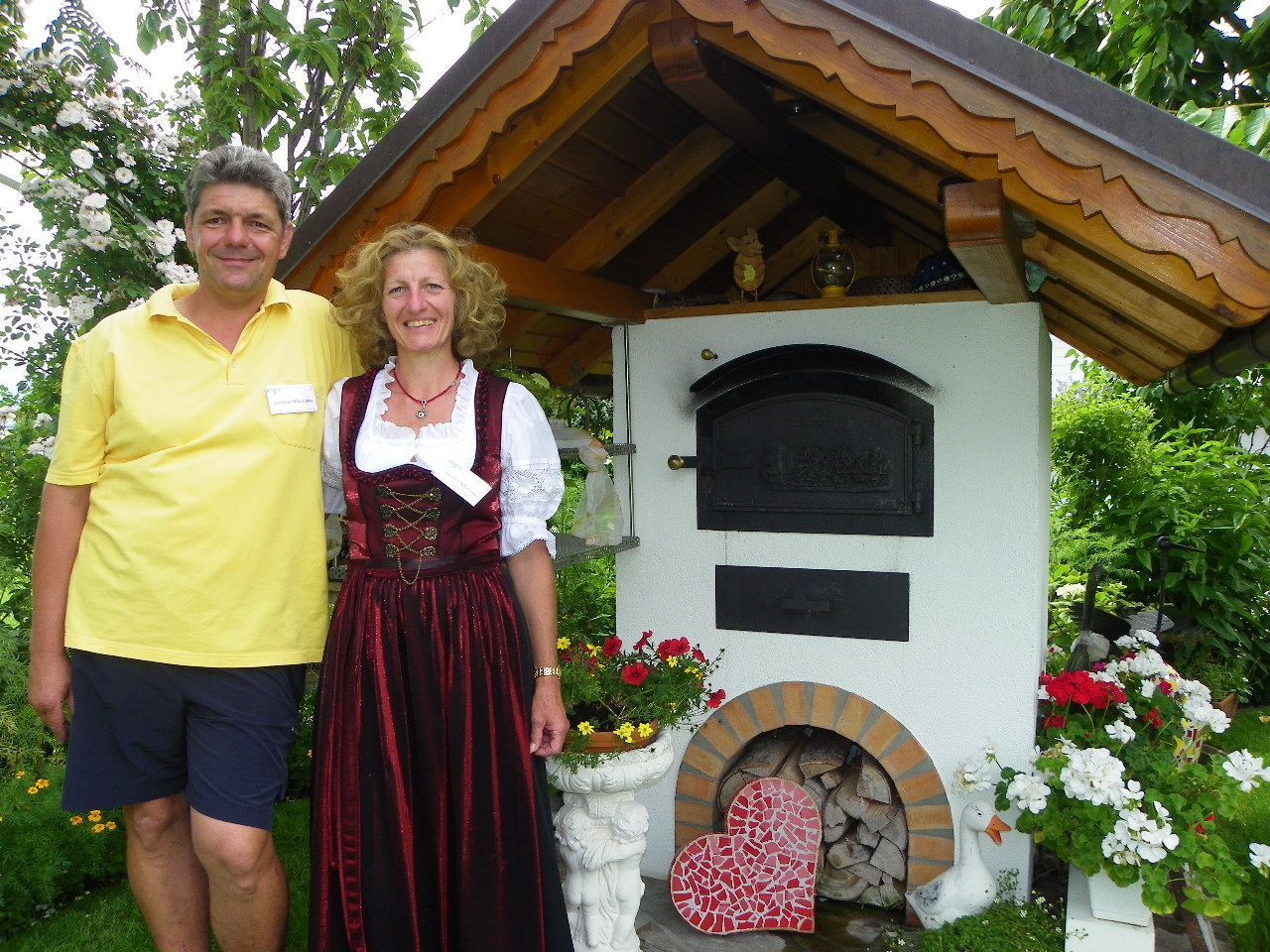 Cornelia und Günter Nikolussi sind stolze Besitzer eines eigenen Backofens Cornelia und Günter Nikolussi sind stolze Besitzer eines eigenen Backofens