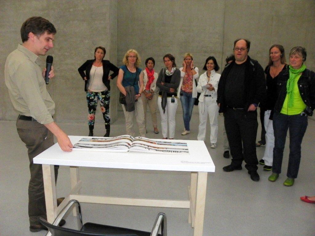 Winfried Nußbaummüller führte die Pädagogen durch die Ausstellung