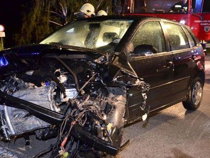 Schwerer Verkehrsunfall mit zwei Fahrzeugen im Bezirk Neunkirchen Schwerer Verkehrsunfall mit zwei Fahrzeugen im Bezirk Neunkirchen