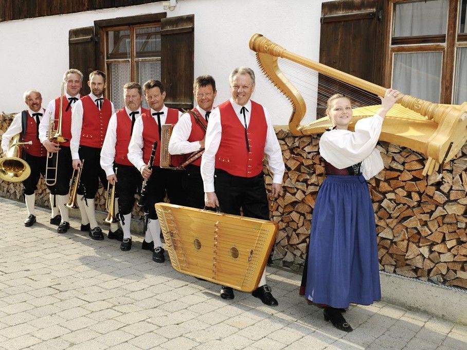 Muntafuner Tanzbodamusig spielt nach dem Eröffnungskonzert zum Dämmerschoppen auf. Muntafuner Tanzbodamusig spielt nach dem Eröffnungskonzert zum Dämmerschoppen auf.
