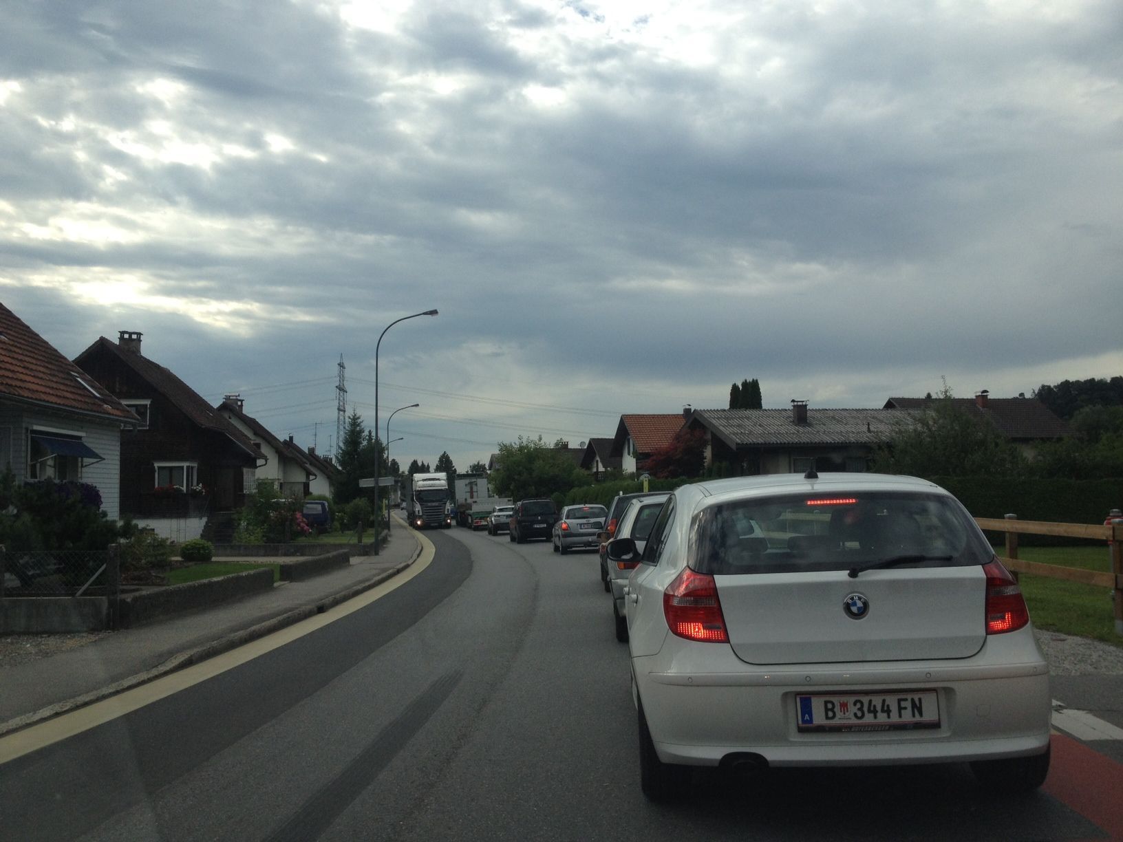 Stau in Schwarzach am Dienstag Abend.