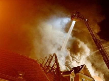 Brand in Baden: 11 Personen wegen Rauchgasvergiftung behandelt