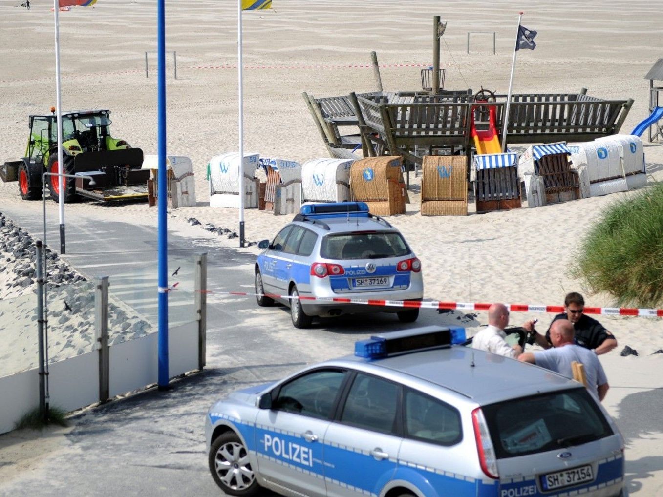Unglück auf Amrum: Die Eltern des verstorbenen Sebastian sind bereits wieder in Österreich. Unglück auf Amrum: Die Eltern des verstorbenen Sebastian sind bereits wieder in Österreich.