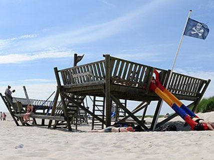 Der auf Amrum beim Spielen tödlich verunglückte Sebastian soll auf See bestattet werden. Der auf Amrum beim Spielen tödlich verunglückte Sebastian soll auf See bestattet werden.