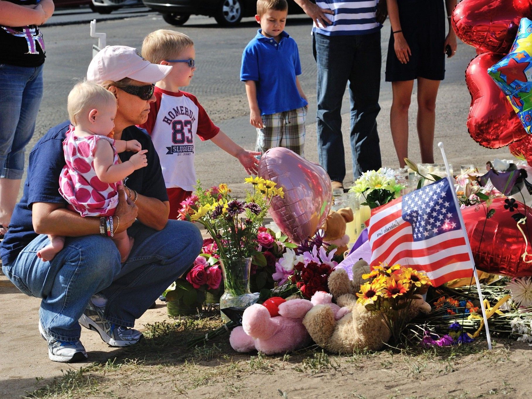 Die Menschen in Aurora in Colorado trauern um die 12 Opfer von James Holmes. Die Menschen in Aurora in Colorado trauern um die 12 Opfer von James Holmes.