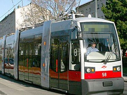 Der Pensionist hatte scheinar nicht auf die Straßenbahn geachtet. Der Pensionist hatte scheinar nicht auf die Straßenbahn geachtet.