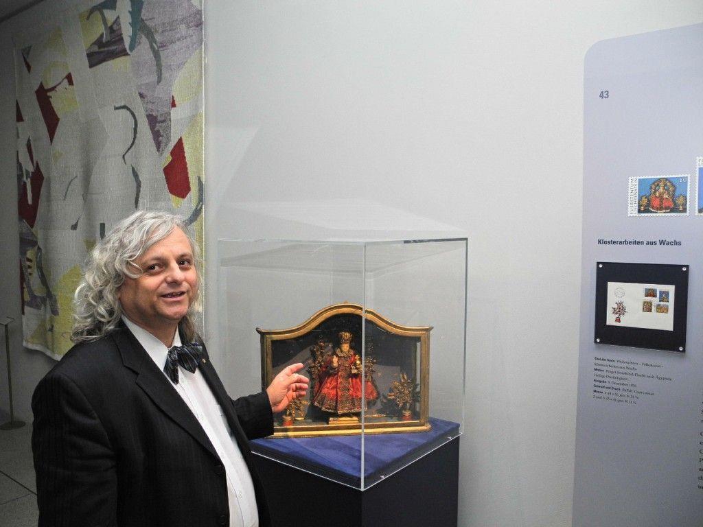 Rainer Vollkammer der Direktor des LandesMuseum zeigt ein besonderes Exponat der Ausstellung, ein klösterliches Wachsbild