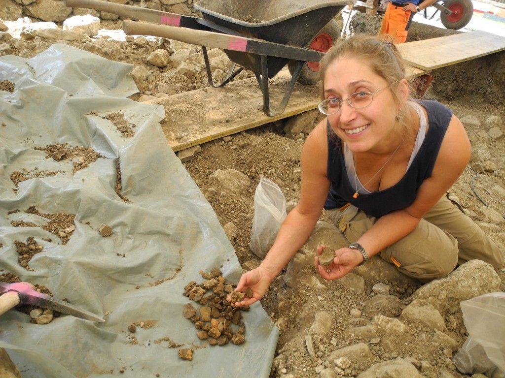 Die leitende Archäologin Ulrike Mayr zeigt ergrabenen Fundstücke