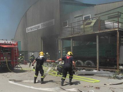 Die Feuerwehr bei den Löscharbeiten auf der Mülldeponie in Stockerau. Die Feuerwehr bei den Löscharbeiten auf der Mülldeponie in Stockerau.